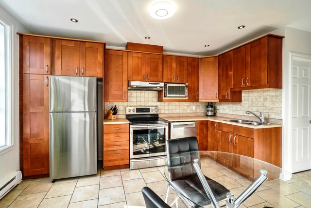 Ville-Emard and Cote-St-Paul  2 b. $80/day. Apartment for rent in Ville-Emard and Cote-St-Paul