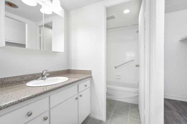 Pointe-Claire Apartment 3 b. $2,575/month. Apartment for rent in Pointe-Claire