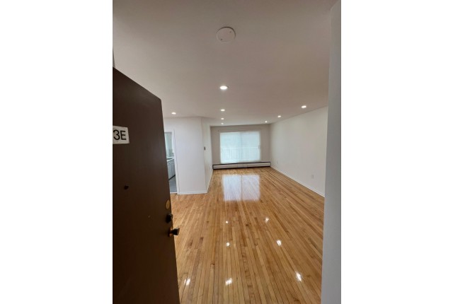 Dorval Apartment 1-2 b. $1,300/month. Apartment for rent in Dorval